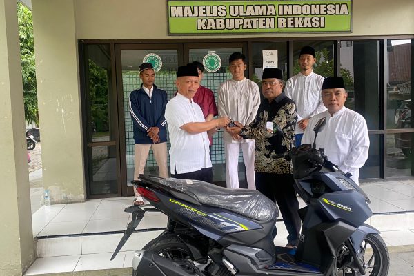 Ketua MUI Kabupaten Bekasi Menyerahkan Langsung 1 Unit Motor Kepada Pemenang Doorprize Musda X MUI Kab. Bekasi